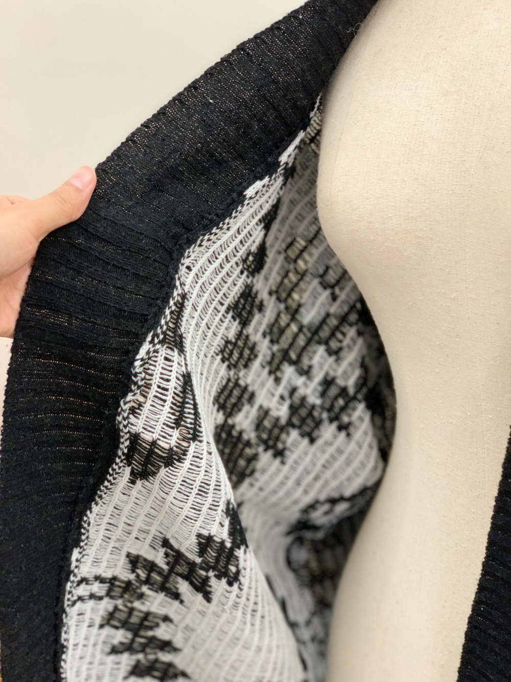 เสื้อกันหนาวไหมพรมถัก ทรงสวย แต่งลายเก๋ ดำ-ครีม ดำ-ครีม