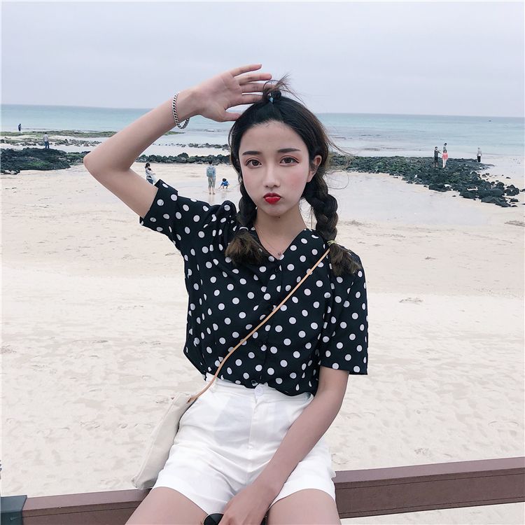 Blouse3796 เสื้อแฟชั่นไซส์ใหญ่ทรงคอวีลายจุดสีดำ กระดุมผ่าหน้า ผ้าโพลีเนื้อดีนุ่มใส่สบาย งานสวยดีเทลดีงาม แมทช์กับอะไรก็เข้า ใส่เที่ยว/ใส่ทำงานได้