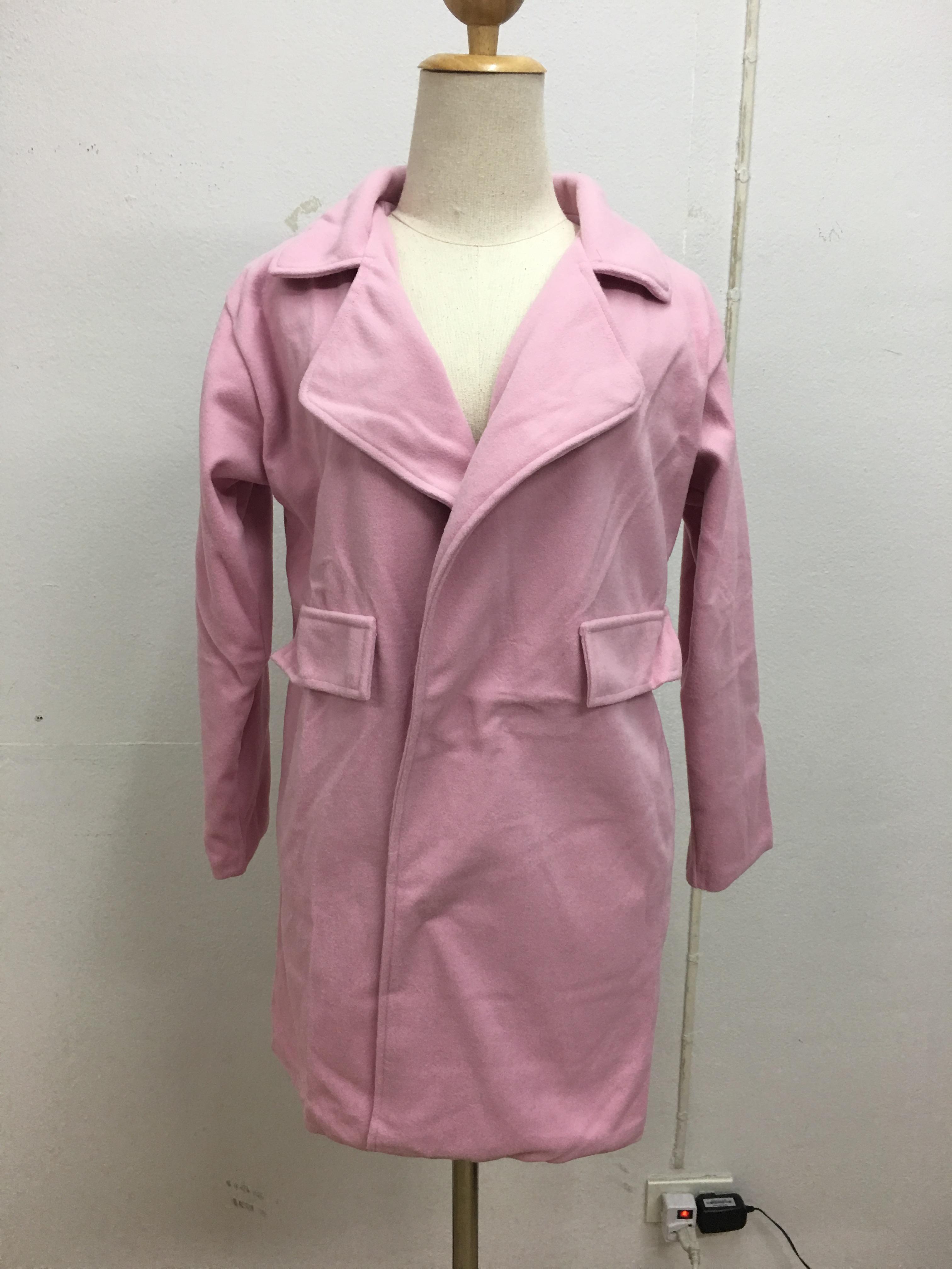 สีน้ำตาล : เสื้อโค้ทกันหนาว ทรงสวย ผ้ากำมะหยี่ผสมสักกะหลาด เนื้อเบา ไม่หนา ทรงไม่เข็งค่ะ บุซับในกันลม พร้อมส่งจ้า