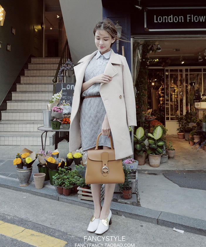 โค้ททรงสวย พร้อมสายคาดเอว สีออกขาวกว่าในแบบค่ะ ผ้าสักกะหลาดบุซับใน นุ่มเนื้อไม่หนาจ้า ขาว (ออกไปทางสีขาวมากกว่าสีครีมนะคะ แต่ไม่ขาวแบบโอโม่จ้า)