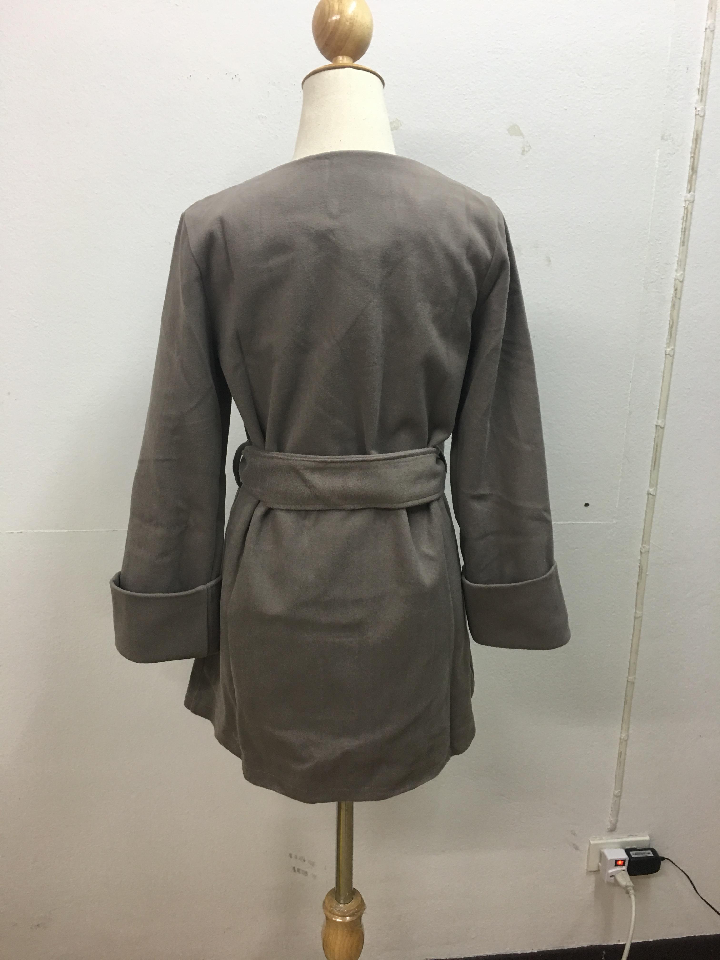 เสื้อโค้ทกันหนาว ทรงสวยสีเทาเข้มอมน้ำตาล ใส่เป็นเดรสได้เลย แบบผู้ดีมาก ผ้าวูลผสมสักกะหลาด บุซับในกันลม จะใส่เป็นเดรส หรือใส่เป็นเสื้อโค้ทปกติก็เก๋ค่า พร้อมส่งจ้า เทาเข้มอมน้ำตาล