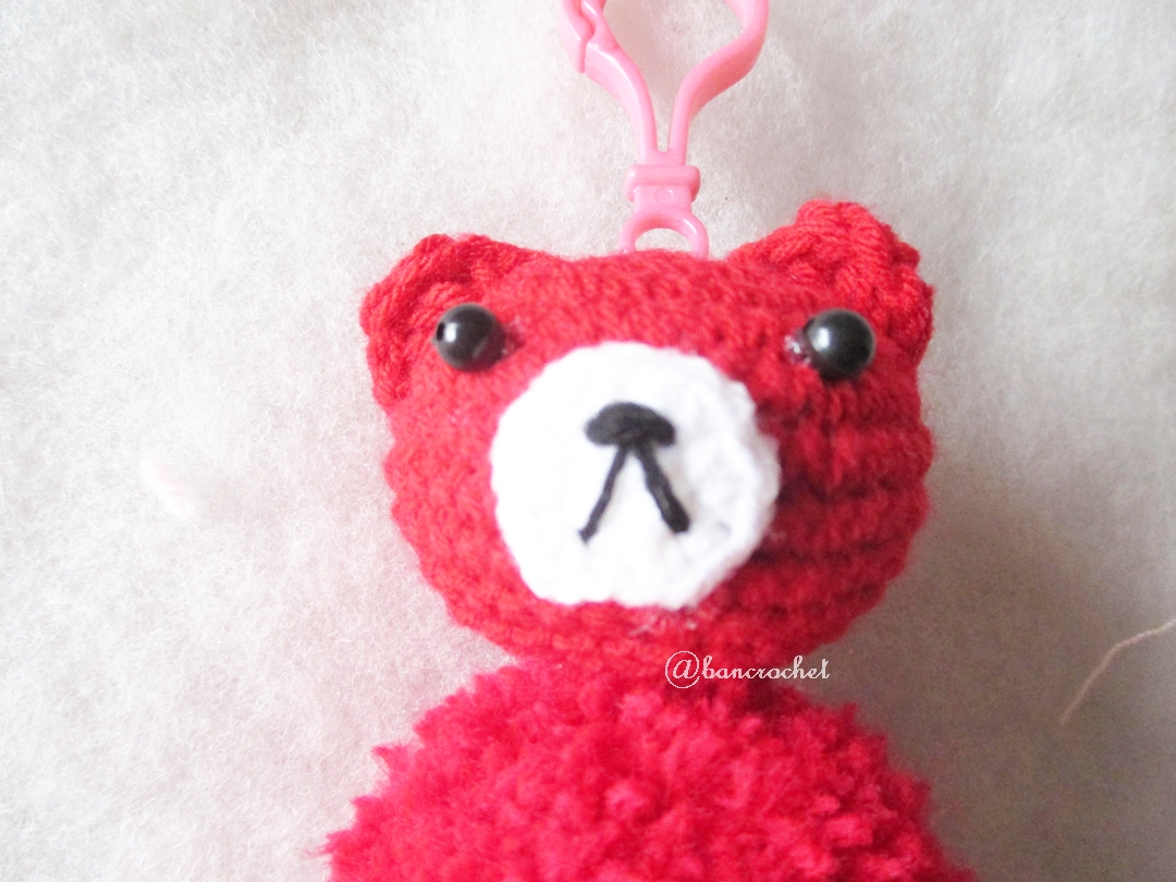 พวงกุญแจปอมปอมหมีแดง pompoms bear crochet keychain