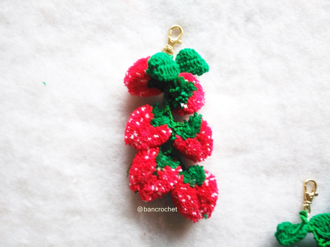 Bancrochet พวงกุญแจห้อยกระเป๋าสตรอเบอรี่ Stawberry pom poms fruits keychains สีแดง 6 นิ้ว