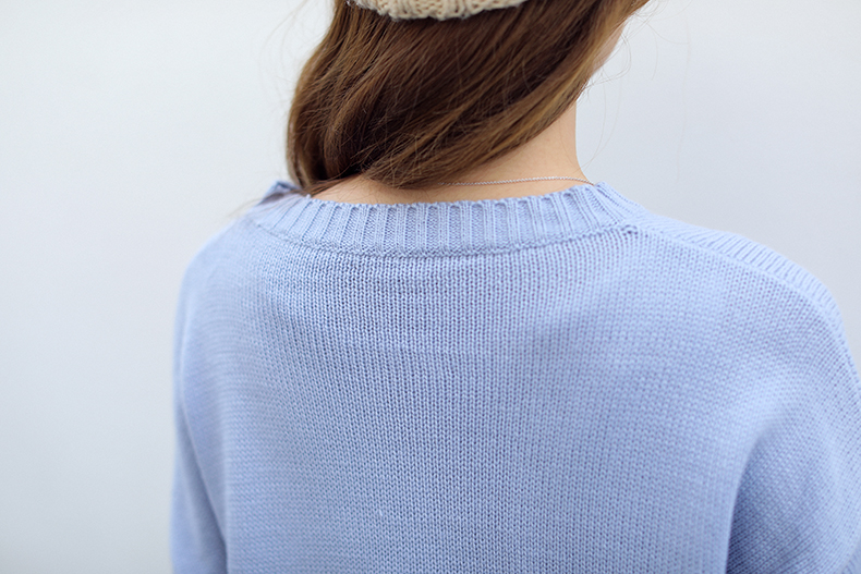 เสื้อไหมพรมตัวโคล่ง สีฟ้า ไหมพรมเนื้อนิ่ม ไม่หนามาก ยืดได้เยอะ ใครชอบแนวสาวเกาหลี พลาดไม่ได้จ้า