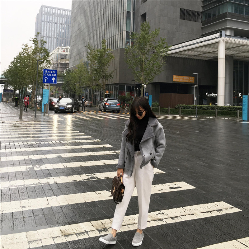 เสื้อกันหนาว สีเทาเข้ม เนื้อผ้าคล้ายๆหนังกลับ+กำมะหยี่ แต่งขนแกะด้านใน ดูดี อุ่นนนน แบบเก๋สุดๆ พร้อมส่ง งานตามแบบ