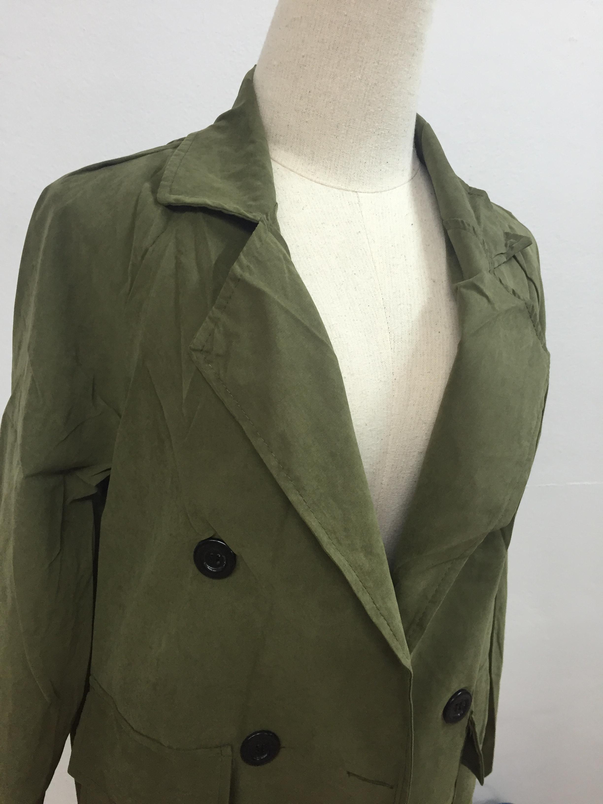 เสื้อคลุมสไตล์เกาหลี สีเขียวทหาร ทรงยาว ผ้าเนื้อด้าน ไม่หนา ใส่คลุมกำลังดี เท่ๆ พร้อมส่งเลยจ้า สีเขียวทหาร