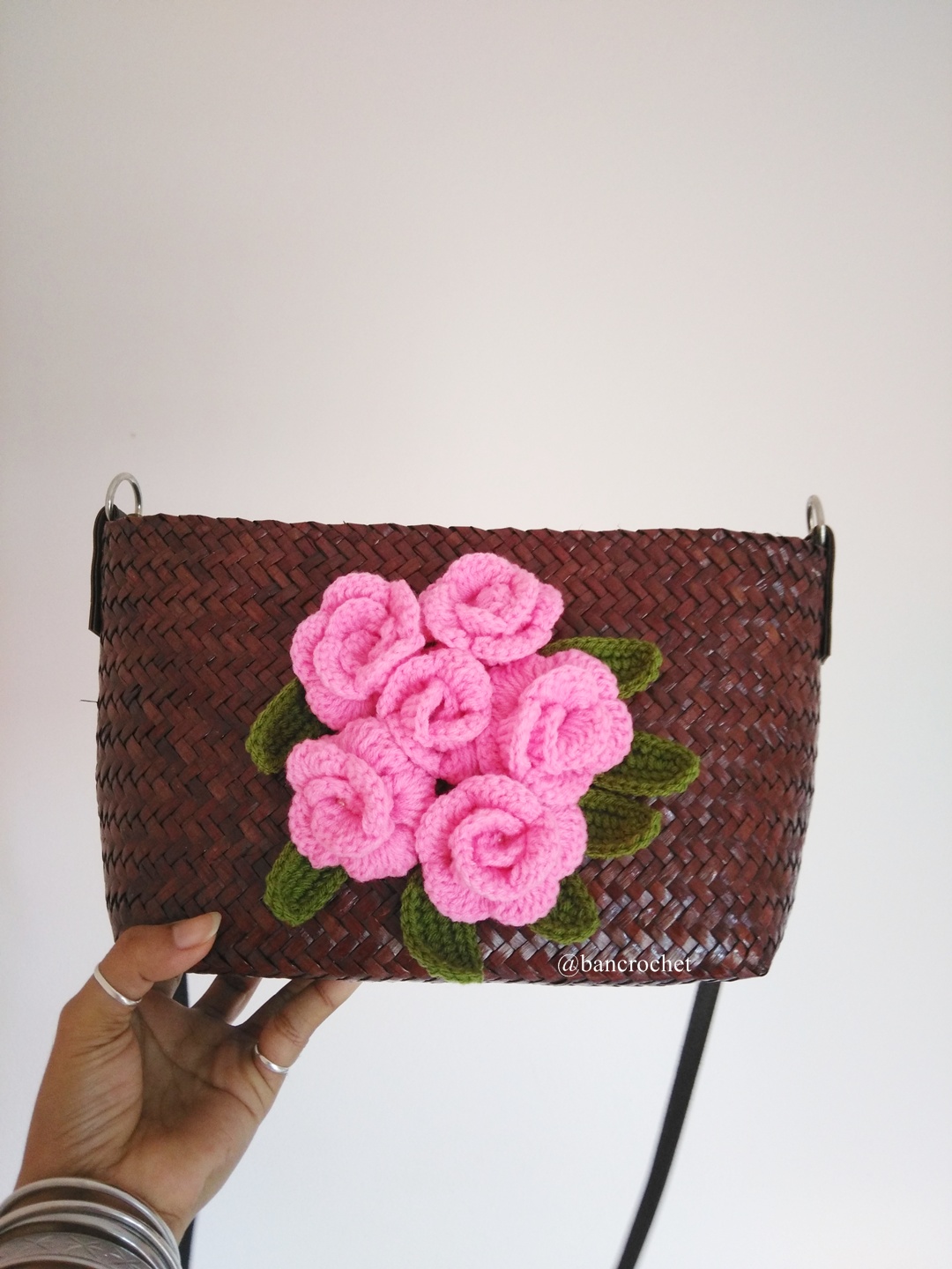 กระเป๋ากระจูดสาน ประดับดอกไม้ ขนาด 7*7*3.5*9.5 นิ้ว basket weave bags ธรรมชาติ 6*9 นิ้ว