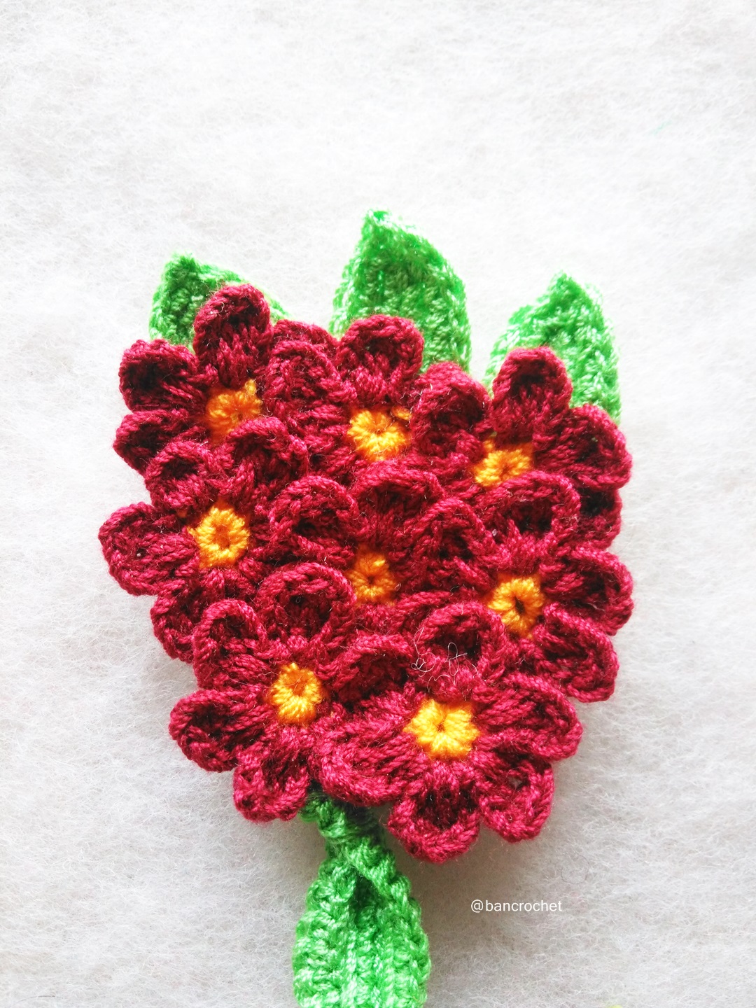 Bancrochet ช่อดอกไม้จิ๋วถักโครเชต์ Mini flower bouquet crochet สีแดงเชข้ม 5 นิ้ว