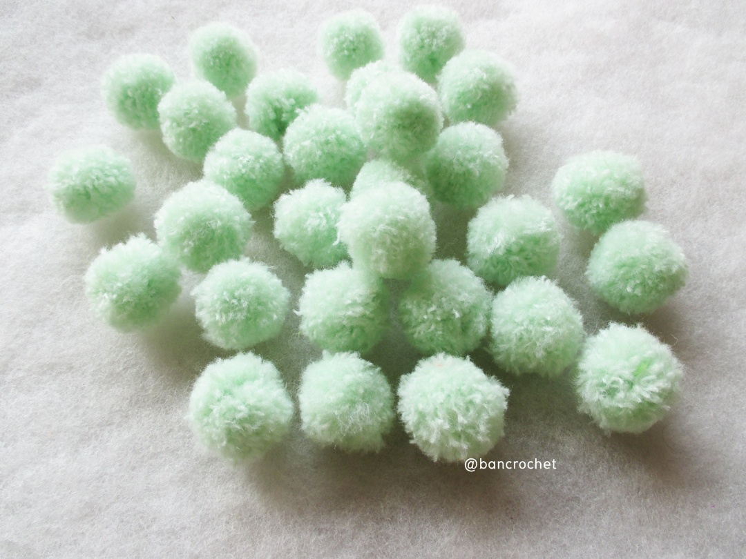 ปอมปอมไหมพรม ขนาด 2.5-3 ซม pom poms crochet เขียวอ่อน 2.5-3ซม.