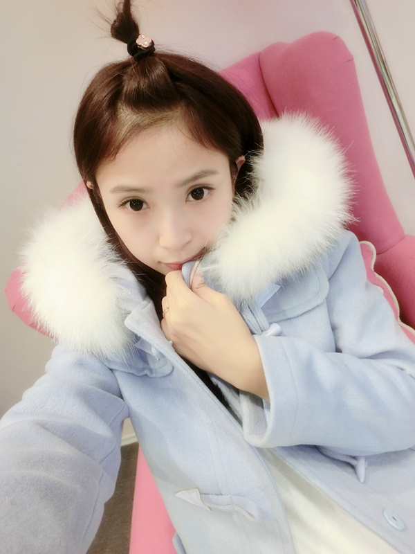 เสื้อโค้ท สีฟ้าน่ารัก แต่งขนเฟลอรอบฮู้ด (ถอดฮูดไม่ได้นะคะ) น่ารักมาก ราคาไม่แรง เนื้อผ้าสักกะหลาดบุซับในกันลม เนื้อผ้าไม่หนา (ตัวขนของจริงจะฟูประมานครึ่งนึงของในรูปจ้า) สีฟ้า