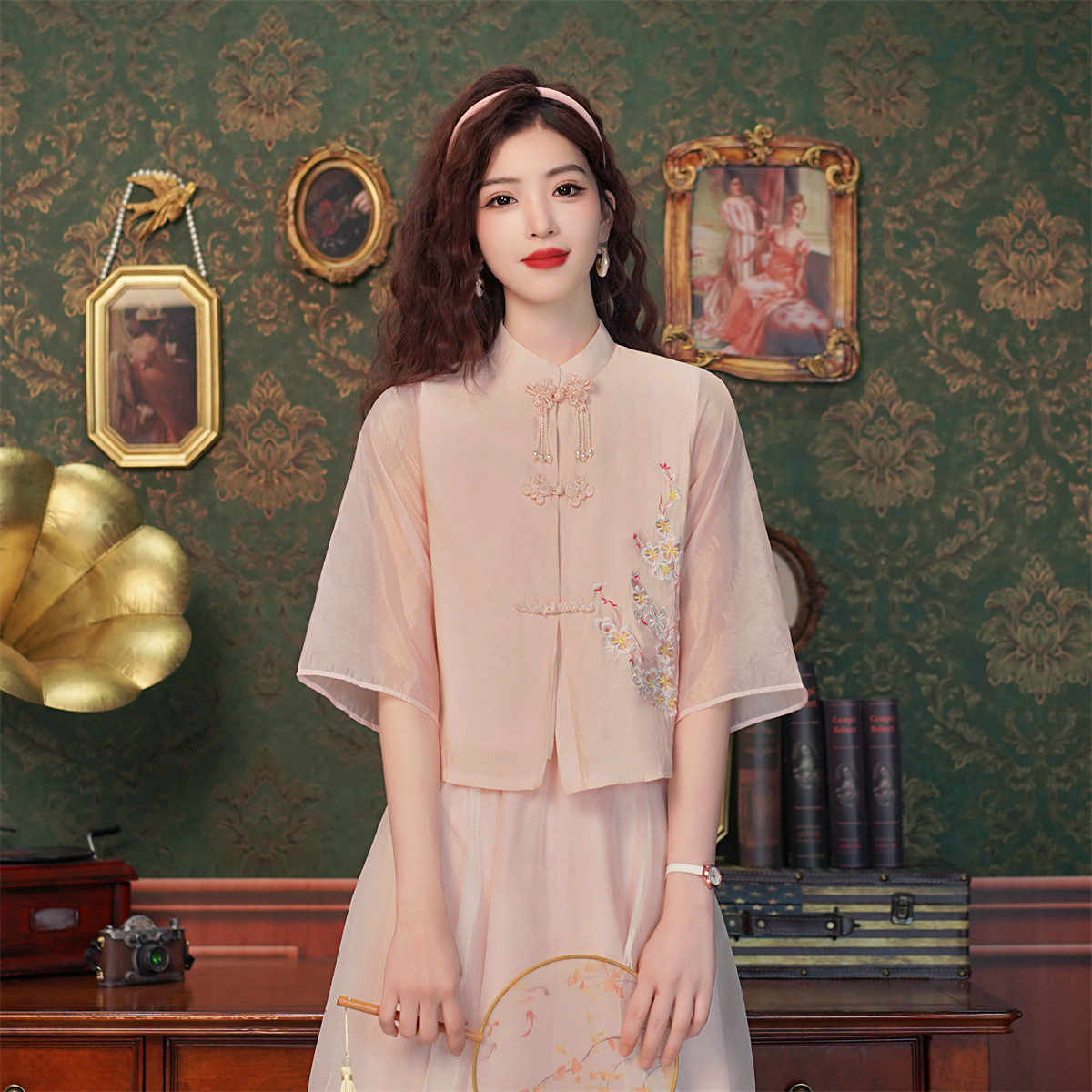 เสื้อเชิ้ตผู้หญิงใส่ทํางาน 390 บาทต่อชิ้น ฟรีค่าจัดส่ง