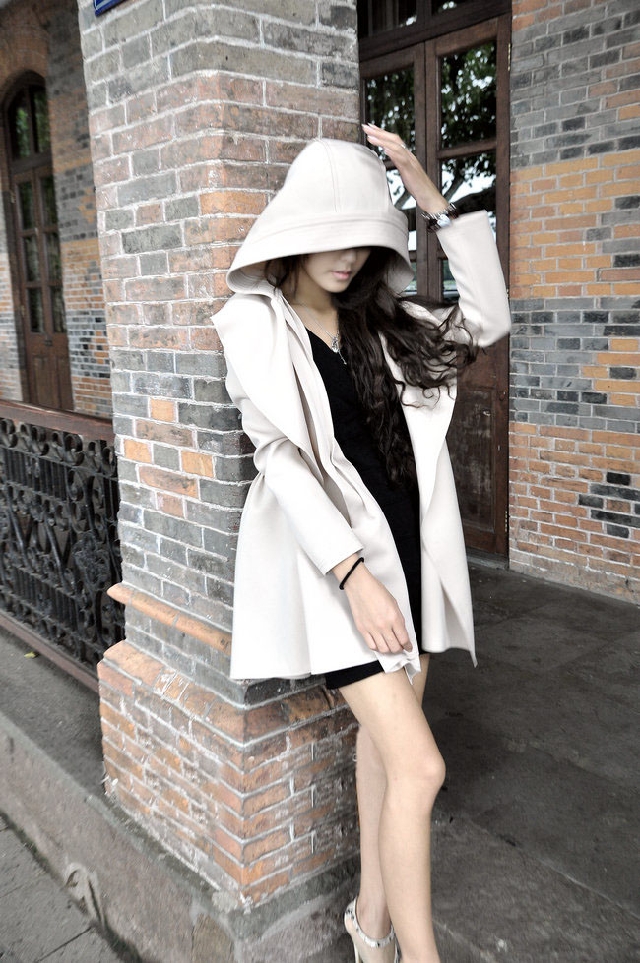 สินค้าลดราคา พิเศษ ตามภาพจริงไม่รับเปลี่ยนหรือคืน เสื้อคลุมทรงเก๋ สีครีม จะผูกเอวหรือจะใส่แบบปล่อยๆ ก็เก๋ เนื้อผ้ายืดหยุ่นทิ้งตัว ไม่หนา ใส่คลุม สบายๆ มีฮู้ดค่ะ สีครีม เข้มกว่าในรูป โทนครีมนู๊ด