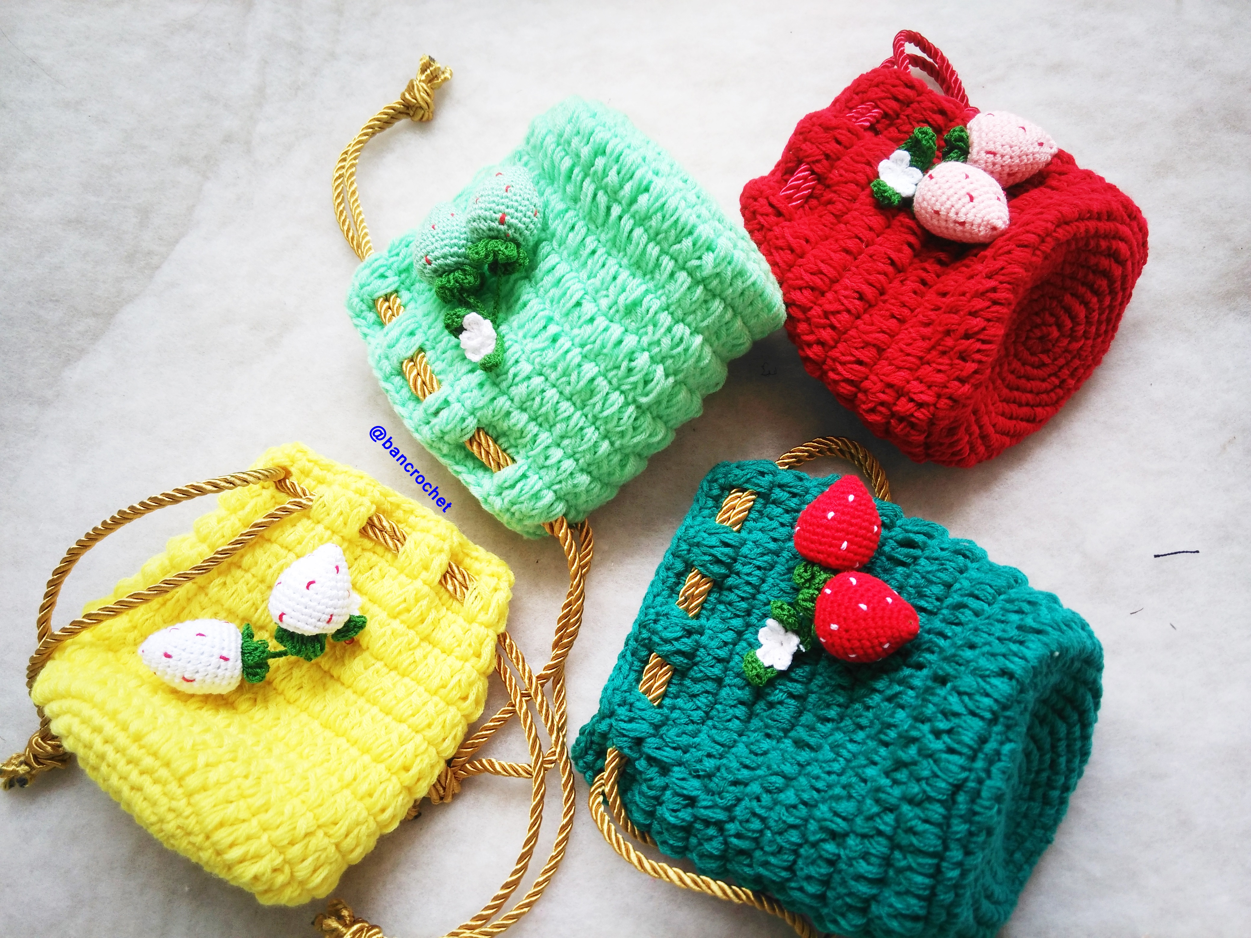 Bancrochet กระเป่าหูรูดถักโครเชต์ crochet bucket bags (เฉพาะราคาส่ง สั่งขั้นต่ำ 12 ชิ้น/ Only wholesale) หลากสี 5.5x4 นิ้ว