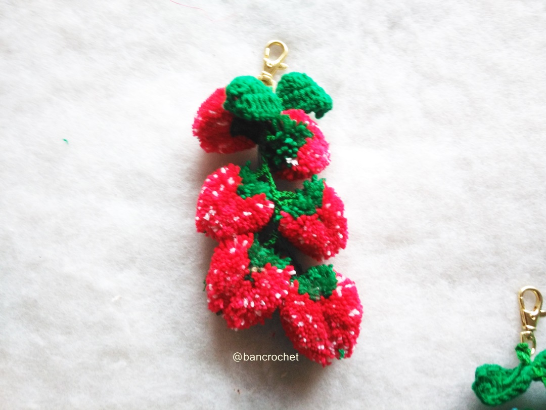 ราคาส่ง พวงกุญแจห้อยกระเป๋าสตรอเบอรี่ Strawberry pom poms fruits keychains (wholesale price) คละสี 6