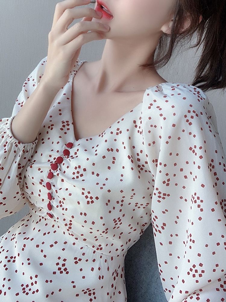 Dress4521 เดรสแขนยาวคอวีสีครีมลายจุด แต่งกระดุมกลางอก ซิปหลังใส่ง่าย มีซับในอย่างดี ผ้าโพลีเนื้อดีนุ่มใส่สบายมีน้ำหนักทิ้งตัว ผ้าดีงานดีใส่สวยเหมือนราคาหลักพัน ใส่เที่ยว/ใส่ทำงานได้