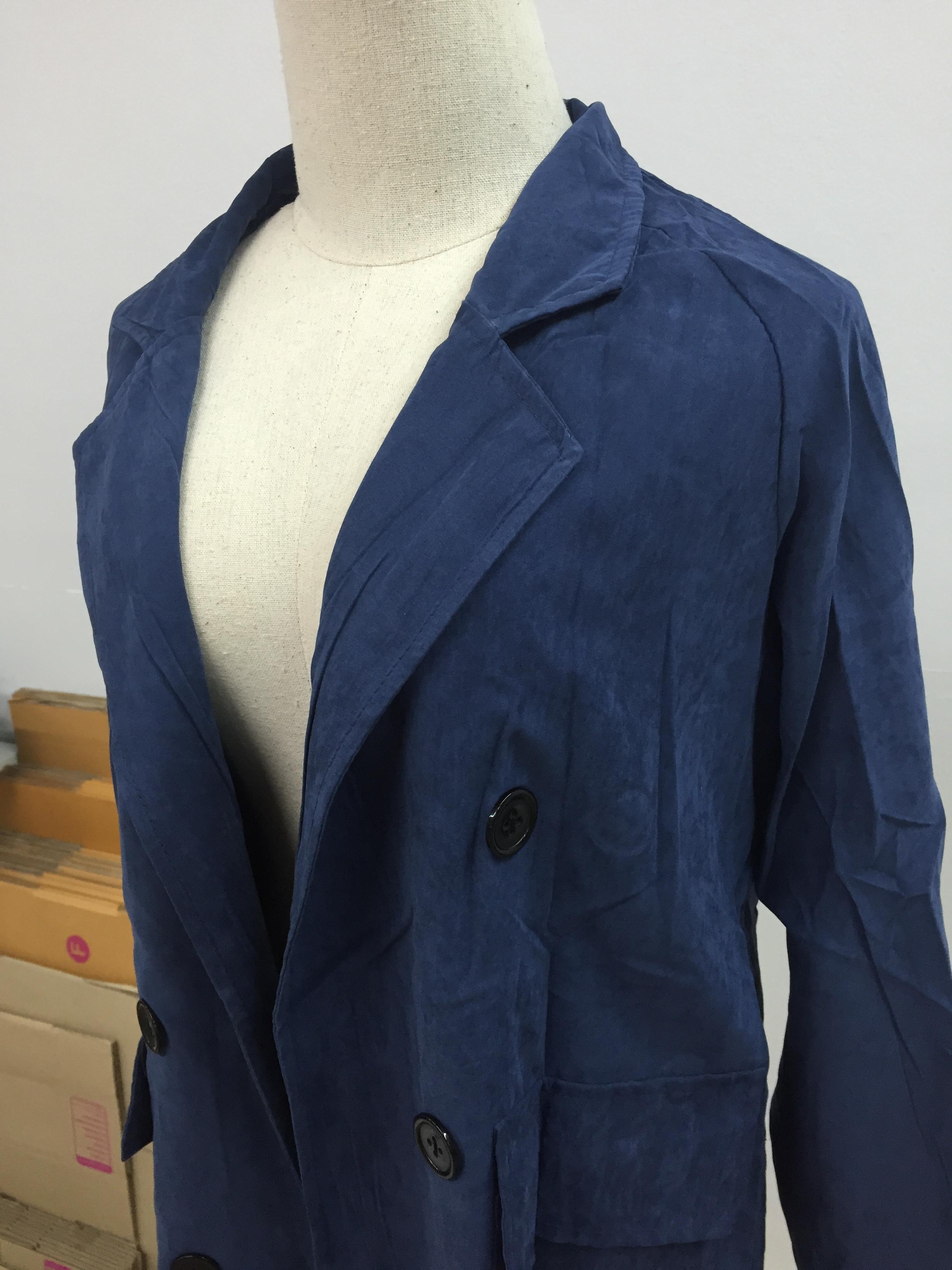 เสื้อคลุมสไตล์เกาหลี ทรงยาว ผ้าเนื้อด้าน ไม่หนา ใส่คลุมกำลังดี เท่ๆ พร้อมส่งเลยจ้า สีกรมท่า