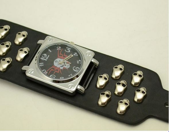 นาฬิกาข้อมือ สายหนังแท้ เส้นใหญ่ สีดำ สไตล์ ร็อคเกอร์ ติดจี้ หัวกะโหลก สีเงิน เท่ ๆ หน้าปัด หัวกะโหลก สีดำ แบบ พั้งค์ร็อค นาฬิกา เท่ ๆ แบบสวย 696809