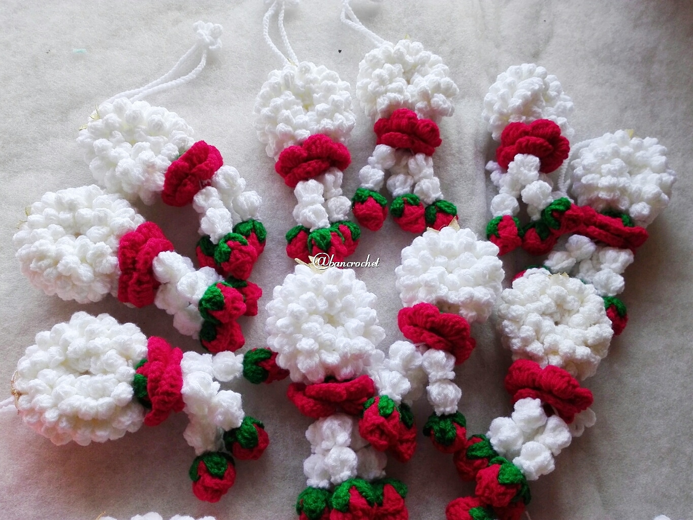 bancrochet พวงมาลัยกุหลาบแดงถักแขวนหน้ารถ / แขวนกระจกรถ ถักโครเชต์ thai garland crochet hanging แดงขาว 3*6 นิ้ว