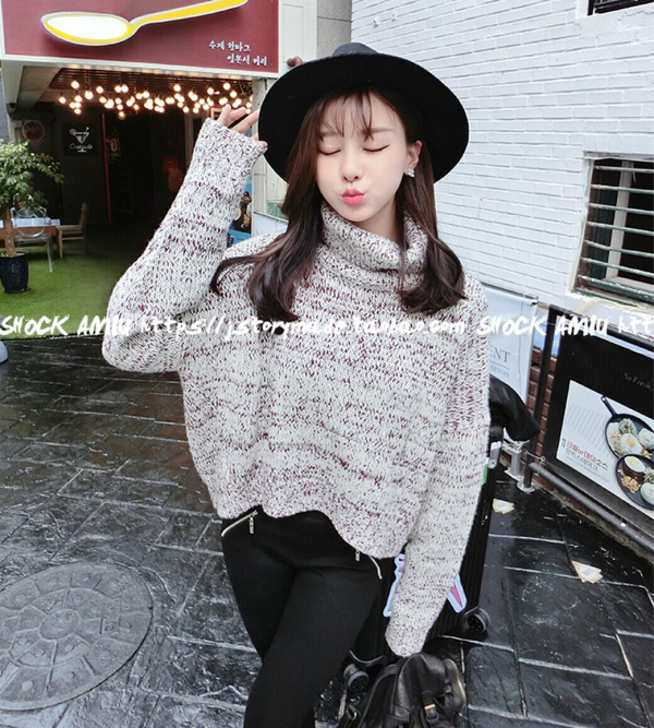 เสื้อไหมพรมเอวลอย คอเต่าพับได้ตามต้องการ ยืดได้เยอะ ทรงเก๋ๆ จะใส่เดี่ยวไหรือใส่โค้ทคลุมก็สวยจ้า