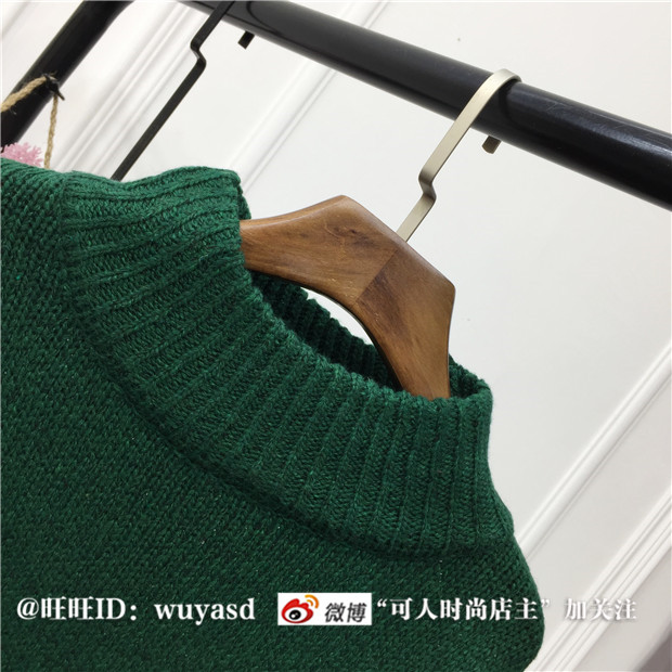 Sweater สีเขียว เสื้อไหมพรมถักยาว 27.5 นิ้ว ใส่ตัวเดียวเป็นมินิเดรสได้เลย เก๋ๆ ไหมพรมนุ่มยืดได้เยอะ