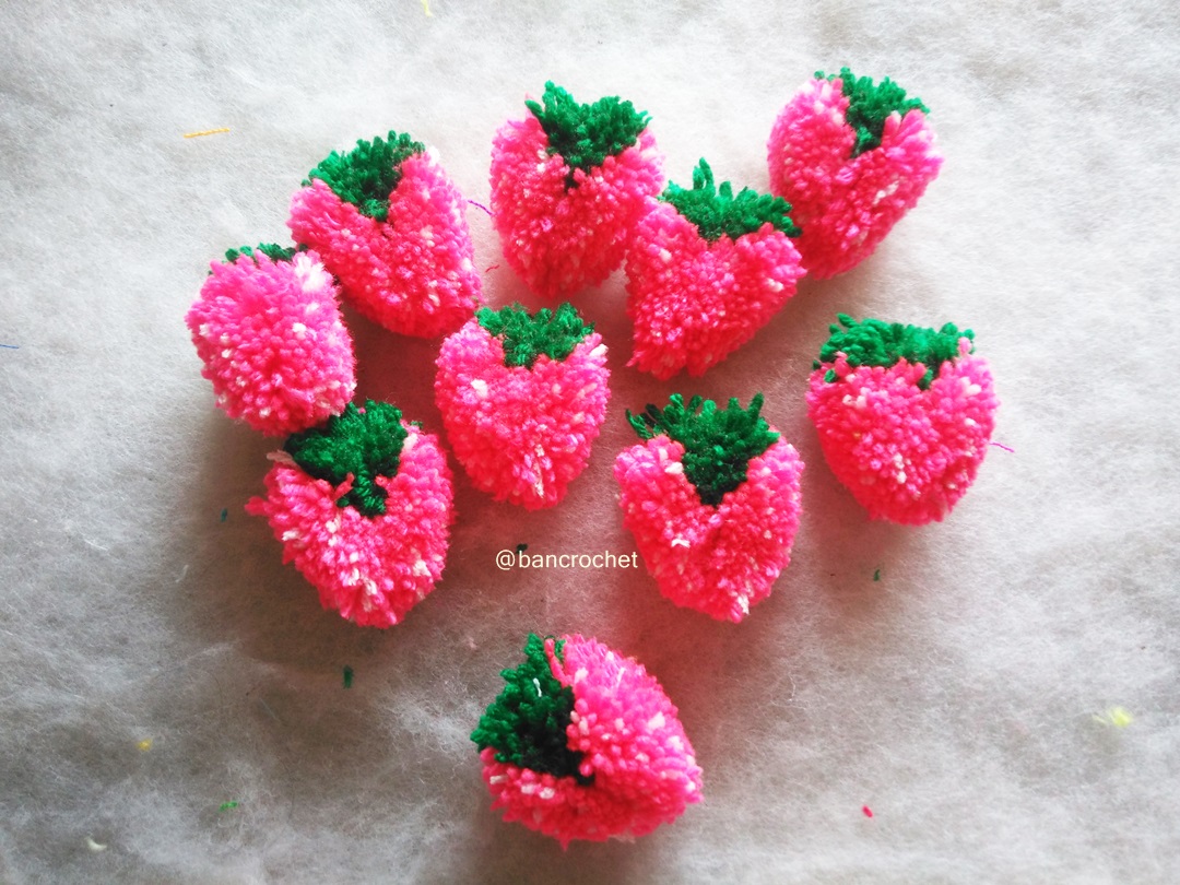 Bancrochet ปอมปอมสตรอเบอรี่ Pompoms strawberry สีชมพูอมส้ม 2 นิ้ว