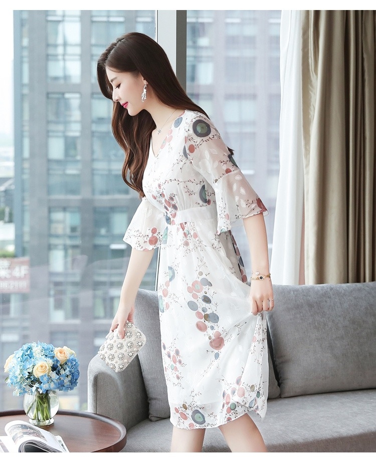 Dress4396 เดรสยาวลายดอกไม้พื้นสีขาว แขนสามส่วนระบาย ซิปข้างใส่ง่าย มีซับในอย่างดีทั้งชุด ทรงคอวีใส่แล้วดูเพรียว