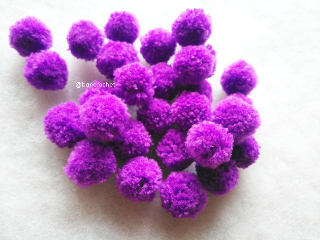 ปอมปอมไหมพรม ขนาด 2.5-3 ซม pom poms crochet ม่วงเม็ดมะปราง 2.5-3 ซม.