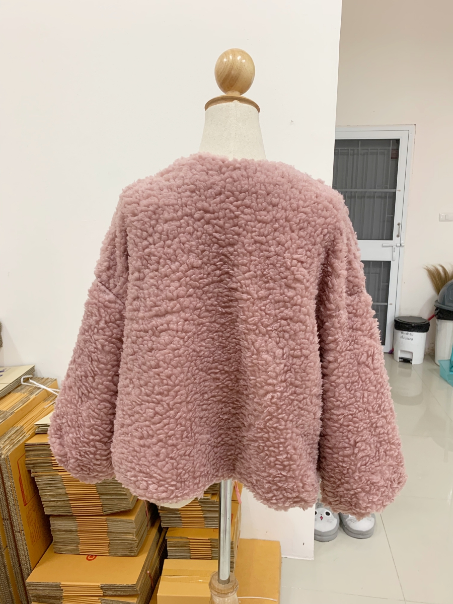 เสื้อคลุมขนแกะ ฟูๆ เนื้อเบา สีชมพูกะปิ น่ารักมากๆ ค่ะ มีผ้าซับในกันลม จั้มข้อมือ ไม่มีกระดุมน้า ชมพู
