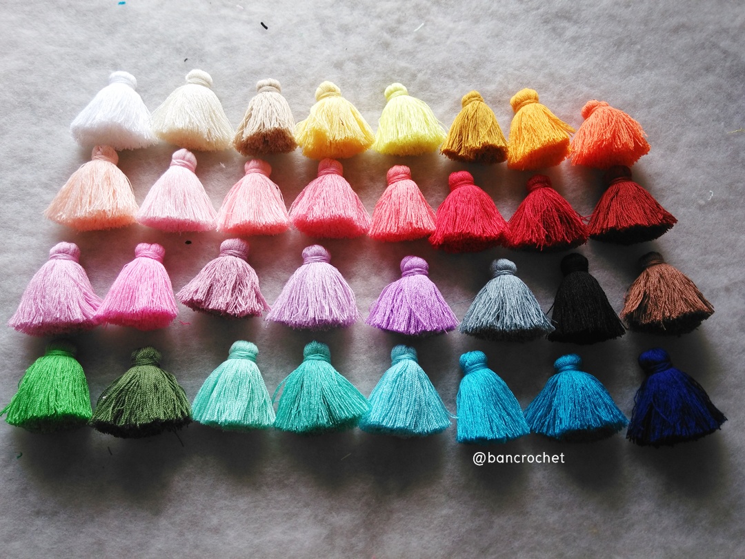 (ราคาส่งคละสี สั่งขั้นต่ำ 12 ชิ้น) พู่แบบหนาฟู ขนาด 2 นิ้ว 4 ply tassel crochet acrylic yarn 4 ply คละสี 2 นิ้ว