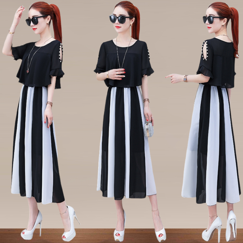 Dress4517 เดรสยาวเว้าไหล่ประดับมุกช่วงบนสีพื้นดำตัดต่อกระโปรงยาวสลับสีขาวดำ เอวสม็อคยางยืด มีซับในอย่างดีทั้งชุด ผ้าชีฟองเกรดพรีเมียมเนื้อดีหนาสวยมีน้ำหนักทิ้งตัว งานดีทรงดีใส่สวยดูไฮ ใส่ทำงาน/ใส่ออกงานได้