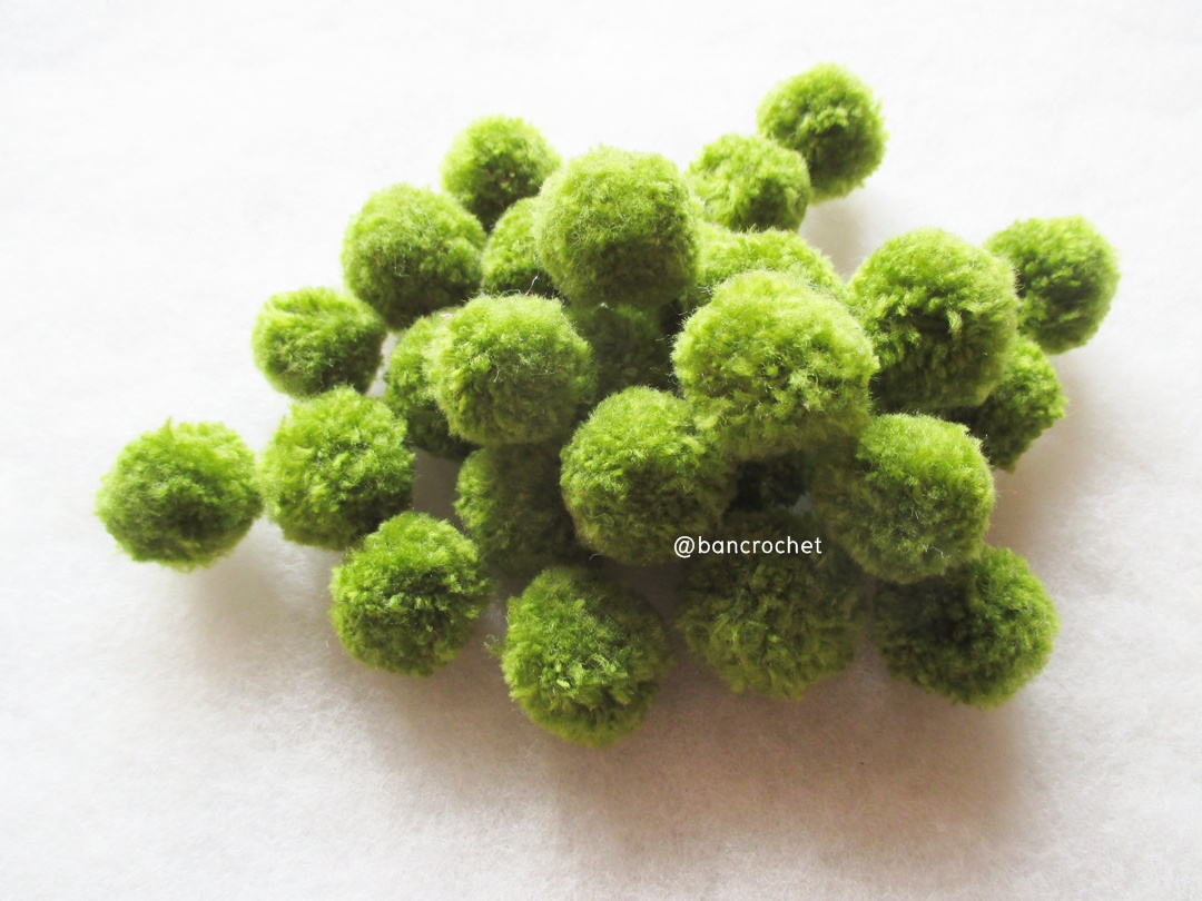 ปอมปอมไหมพรม ขนาด 2.5-3 ซม pom poms crochet เขียวขี้ม้า 2.5-3 ซม.
