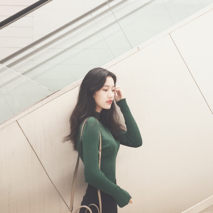 สีเขียว : เสื้อสเวตเตอร์ ไหมพรมคอตั้ง ลายทางในตัว ผ้ายืดได้เยอะ