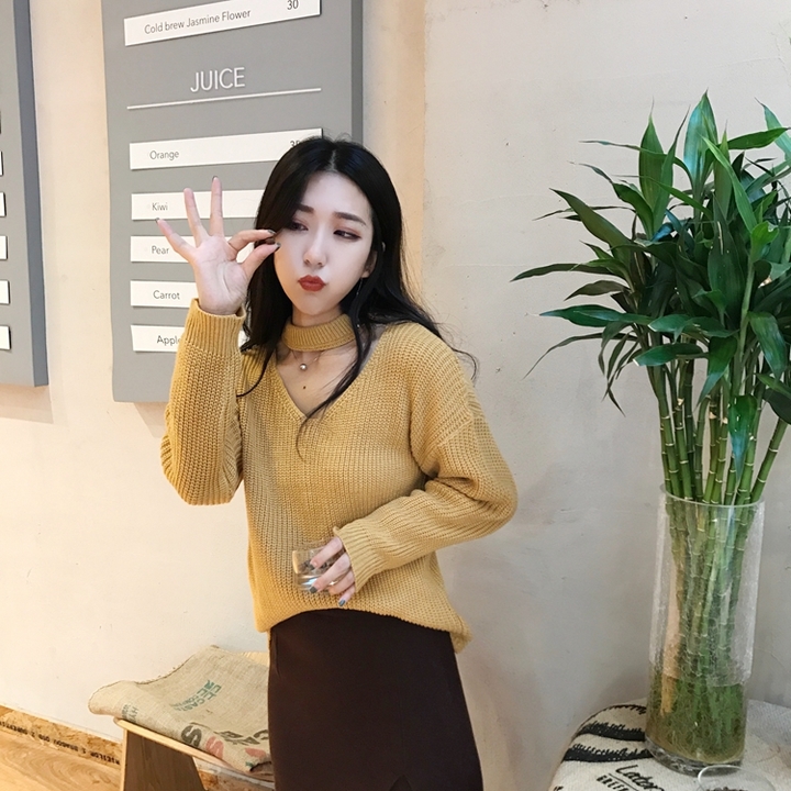 สีเหลืองน้ำตาล : เสื้อสเวตเตอร์ ไหมพรมคอวี แต่งสายคาด ลายทางในตัว ไหมพรมเส้นเล็ก เนื้อนุ่ม พร้อมส่ง