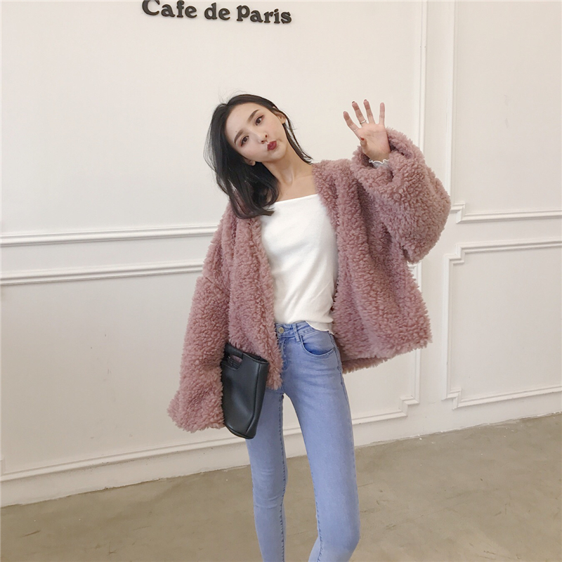 เสื้อคลุมขนแกะ ฟูๆ เนื้อเบา สีชมพูกะปิ น่ารักมากๆ ค่ะ มีผ้าซับในกันลม จั้มข้อมือ ไม่มีกระดุมน้า ชมพู