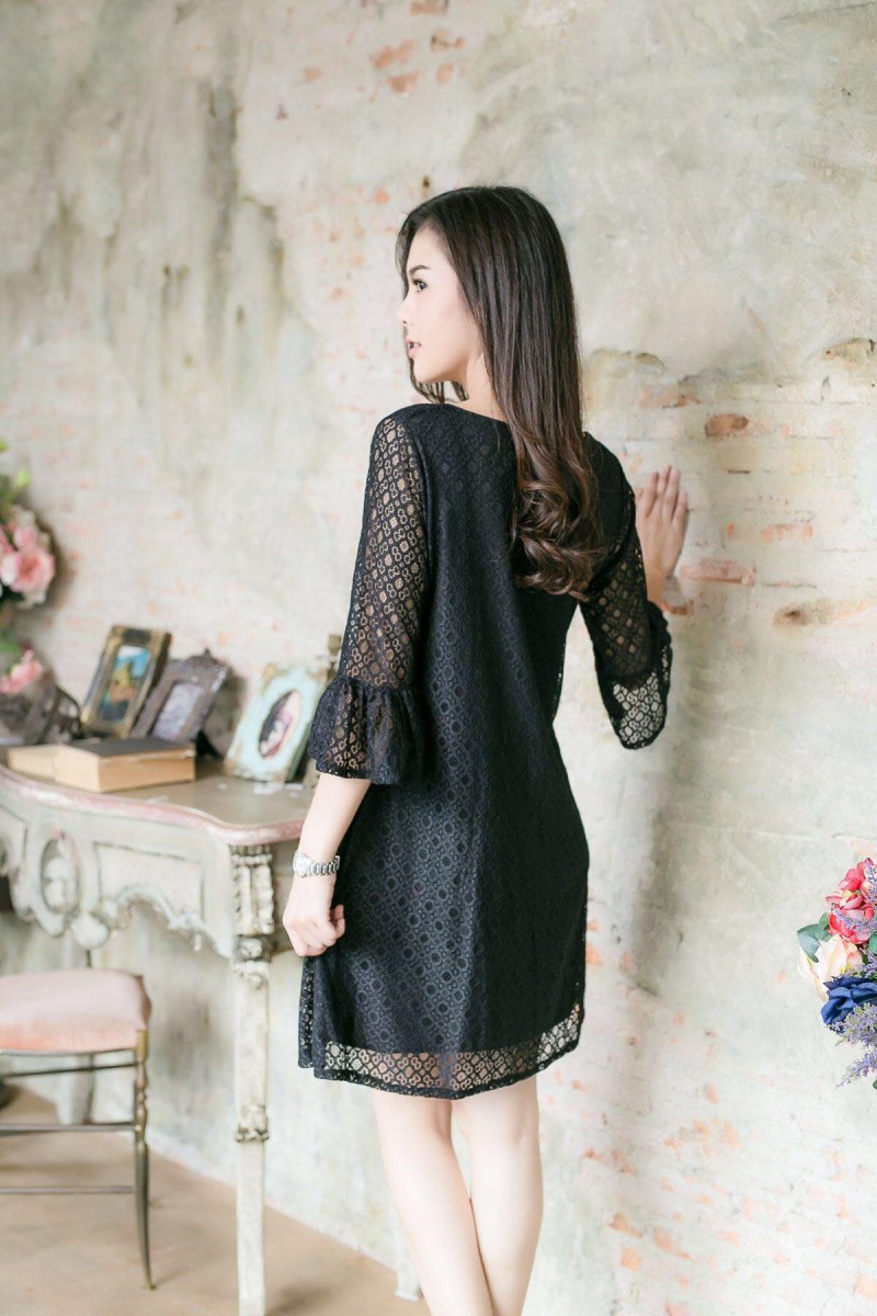 เดรสลูกไม้แขนกระดิ่ง ทรงปล่อยใส่สบาย มีซับในทั้งตัวนะจ้า ราคา 290 บาท