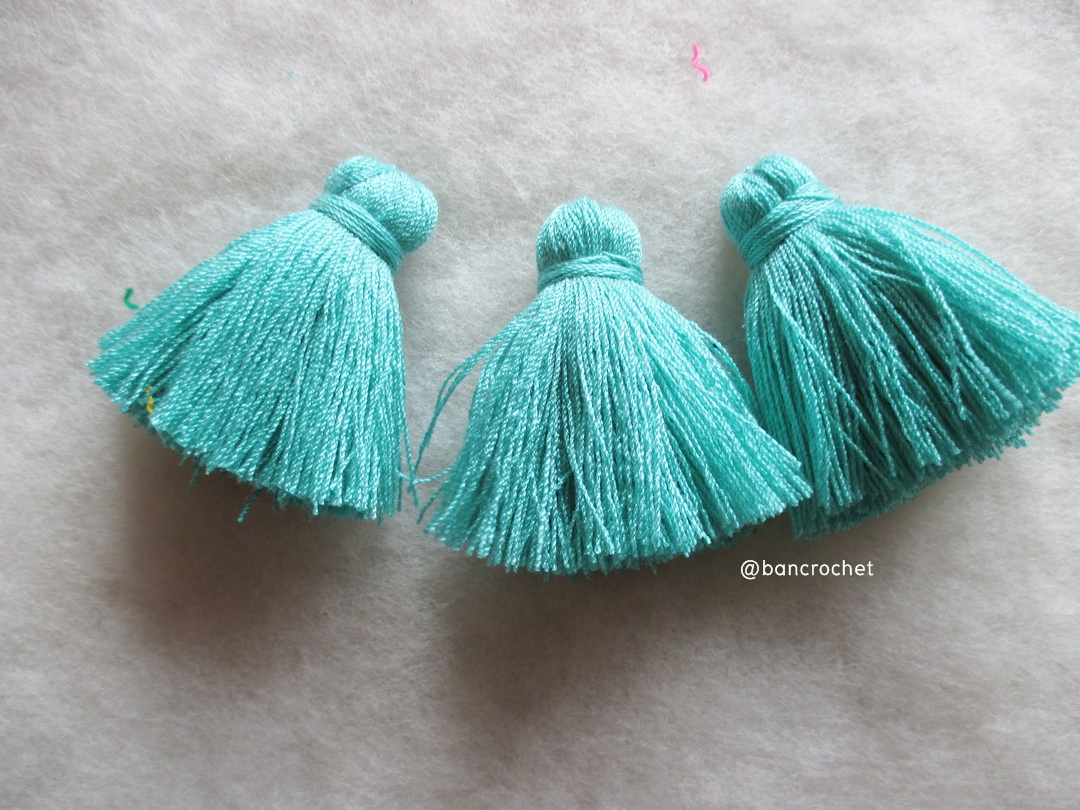 พู่แบบหนาฟู ขนาด 2 นิ้ว 4 ply tassel crochet acrylic yarn 4 ply เขียว 2 นิ้ว