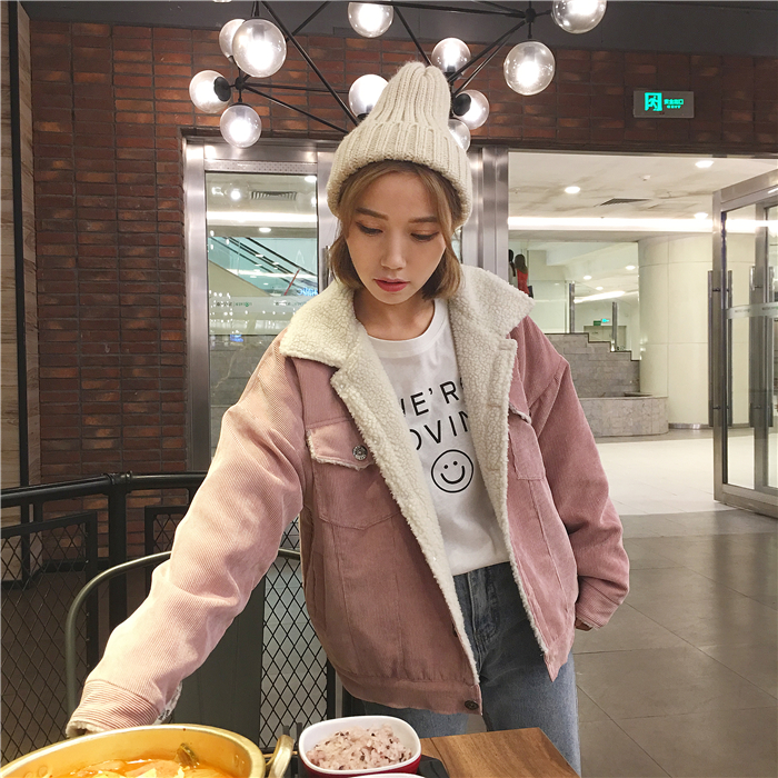 แจ็คเก็ตผ้าลูกฟูกสีชมพูหม่น ด้านในบุขนแกะช่วงตัว เนื้อบางเบา ใส่ชิลๆวันสบายๆ