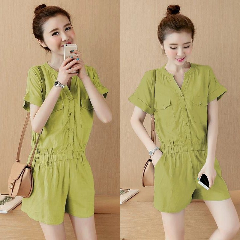 Jumpsuit671 จัมพ์สูทขาสั้นกระดุมผ่าหน้าครึ่งตัว เอวสม็อคยางยืด มีกระเป๋าสองข้าง ผ้าสลาฟเนื้อดีนิ่มใส่สบายผิว งานสวยใส่ง่ายน่ารักมาก มีสีเขียวตองอ่อนสีเดียว