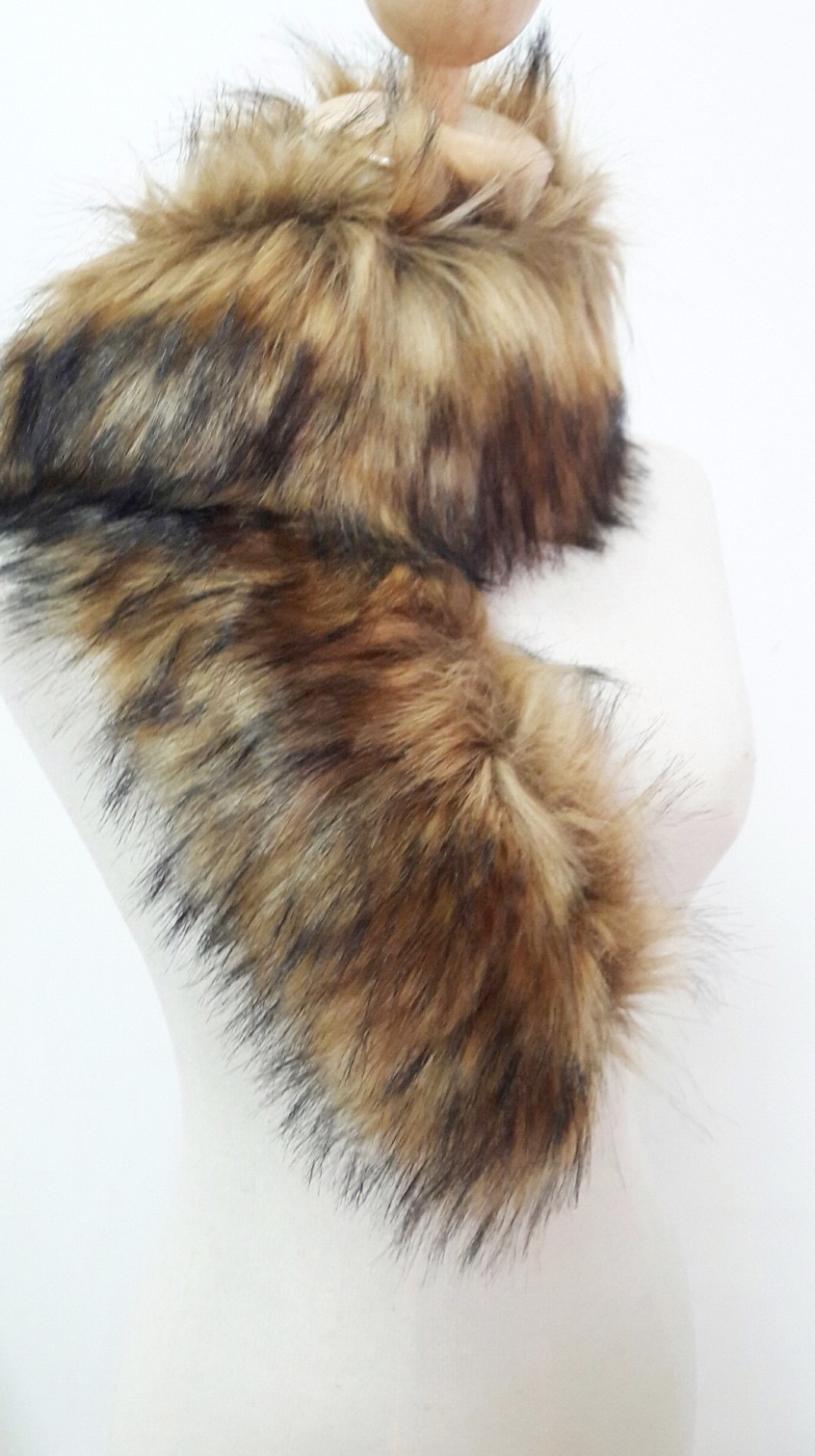 ขนเฟอร์ fur สีน้ำตาลอ่อนแซมดำ ขนฟูนุ่ม ใช้ติดเสื้อหนาว หรือใช้พันคอเพิ่มความเก๋ มิกได้กับทุกชุด มาพร้อมกระดุมใส