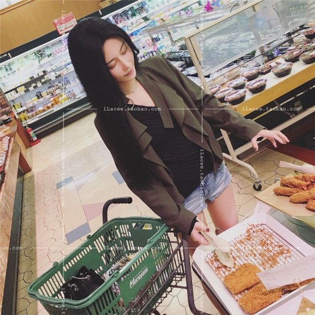 เสื้อคลุมตัวสั้น แต่งปก 2 ชั้น ทรงสวย สีเขียวทหาร ผ้าเนื้อดี ทิ้งตัว ไม่หนามาก ใส่คลุมกำลังดี เท่ๆ สีเขียวทหาร