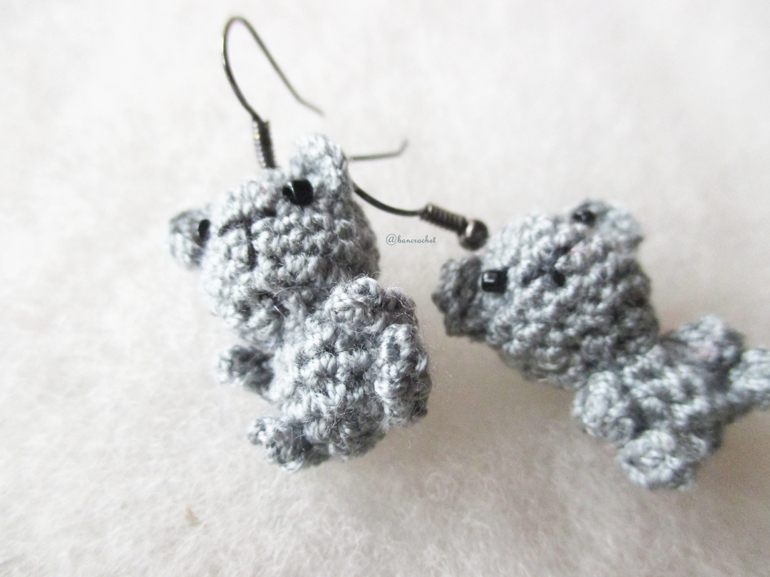 ต่างหูถัก รูปหมีเทา ขนาด 1.5 นิ้ว mimi bear amigurumi earrings crochet 1.5 inches