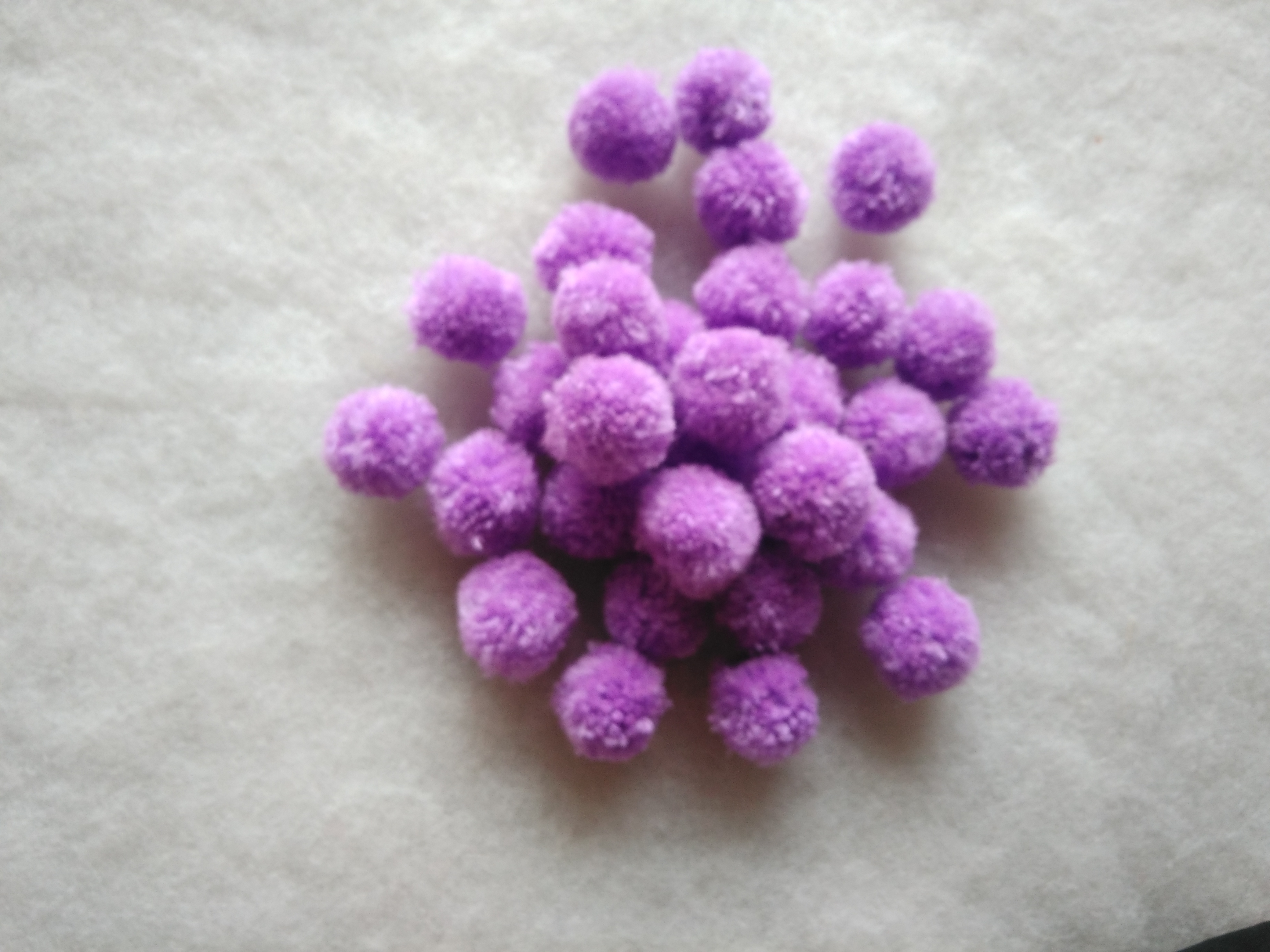 ปอมปอมไหมพรม ขนาด 2.5-3 ซม pom poms crochet ม่วงอ่อน 2.5-3 ซม.