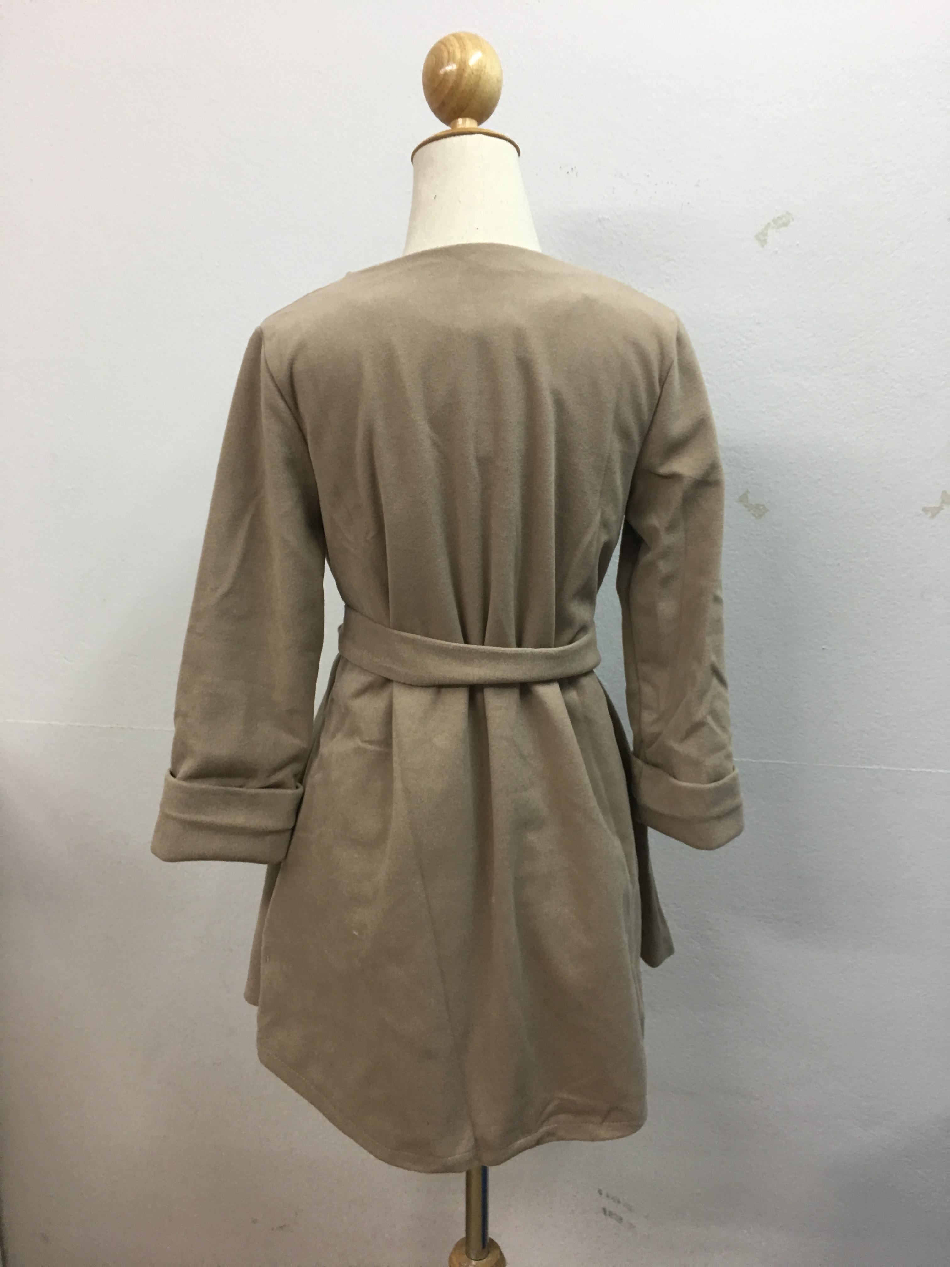 เสื้อโค้ทกันหนาว ทรงสวยสีกรมท่า ใส่เป็นเดรสได้เลย แบบผู้ดีมาก ผ้าวูลผสมสักกะหลาด บุซับในกันลม จะใส่เป็นเดรส หรือใส่เป็นเสื้อโค้ทปกติก็เก๋ค่า พร้อมส่งจ้า สีกรมท่า