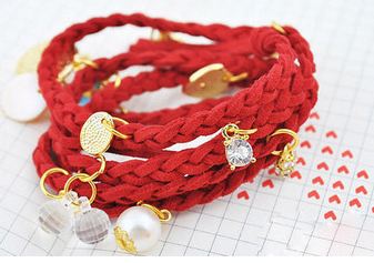 สร้อยข้อมือหนังถัก ห้อยมุข แฟชั่น แบบเดียวกับ วิคตอเรียใส่ สีแดง