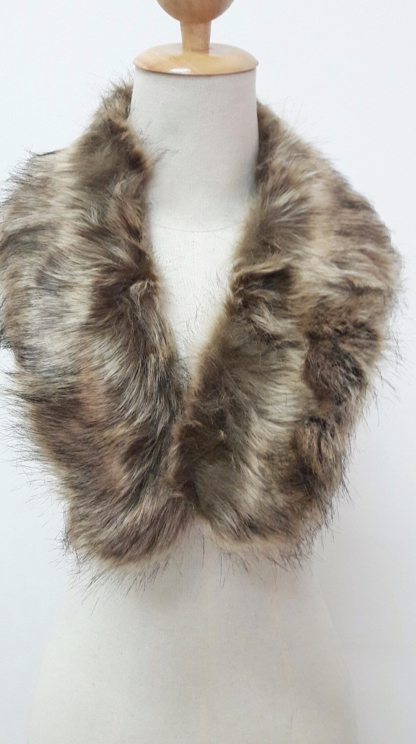 ขนเฟอร์ fur สีน้ำตาล ขนนุ่มลื่น ใช้ติดเสื้อหนาว หรือใช้พันคอเพิ่มความเก๋ มิกได้กับทุกชุด มาพร้อมกระดุมใส