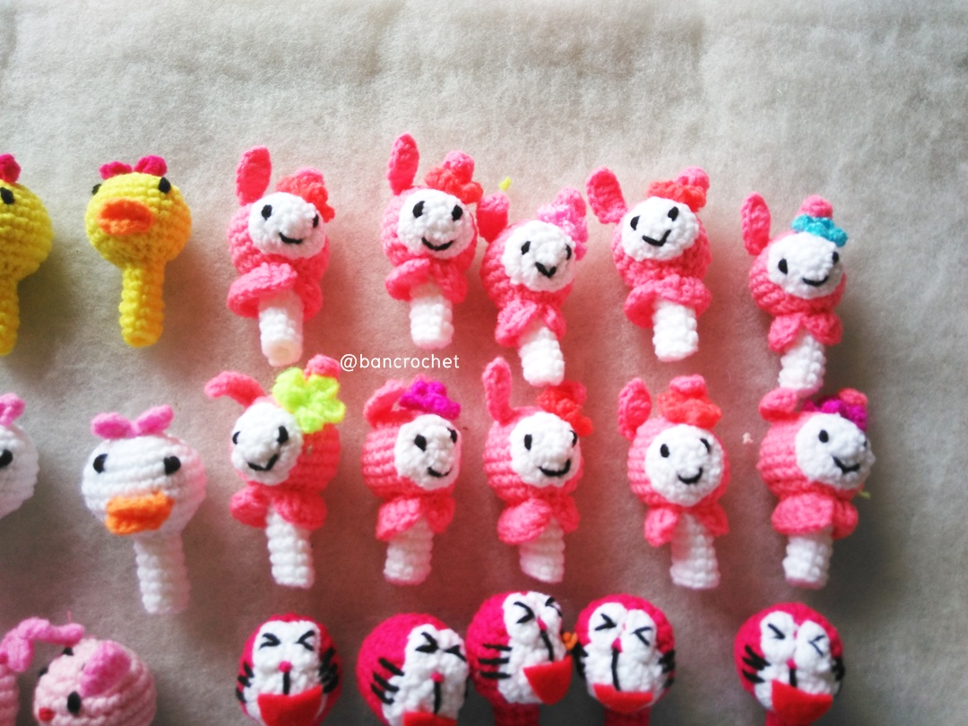 ที่ครอบหัวดินสอ ตุ๊กตาถักคละแบบ สั่ง 20 ชิ้นขึ้นไป pencil cover (ราคาส่ง only wholesale) หลากสี 2 นิ้ว