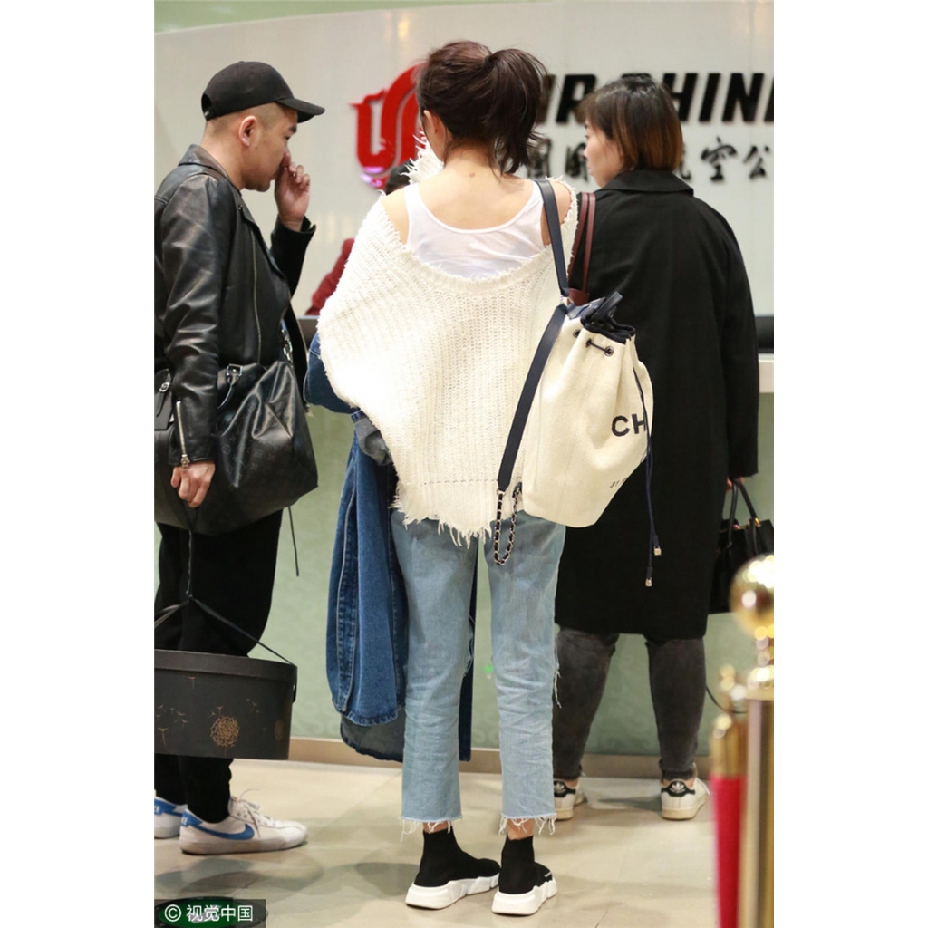 Sweater เสื้อไหมพรมถัก ทรงสวยเนื้อนุ่ม แต่งชายขาดๆ เพิ่มความเก๋ ขาว ขาว