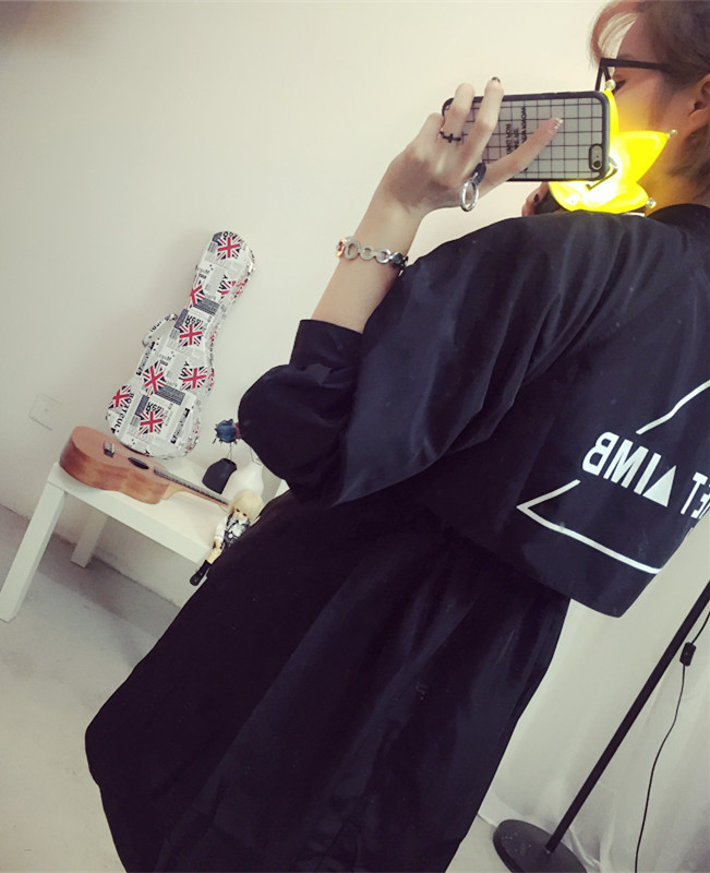 เสื้อคลุมสไตล์เกาหลี ทรงยาว ผ้าร่มเนื้อบางบุซับในช่วงอก แต่สกรีนลายจามจุดต่างๆ ดีเทลช่วงหลังเก๋ๆ พร้อมส่ง