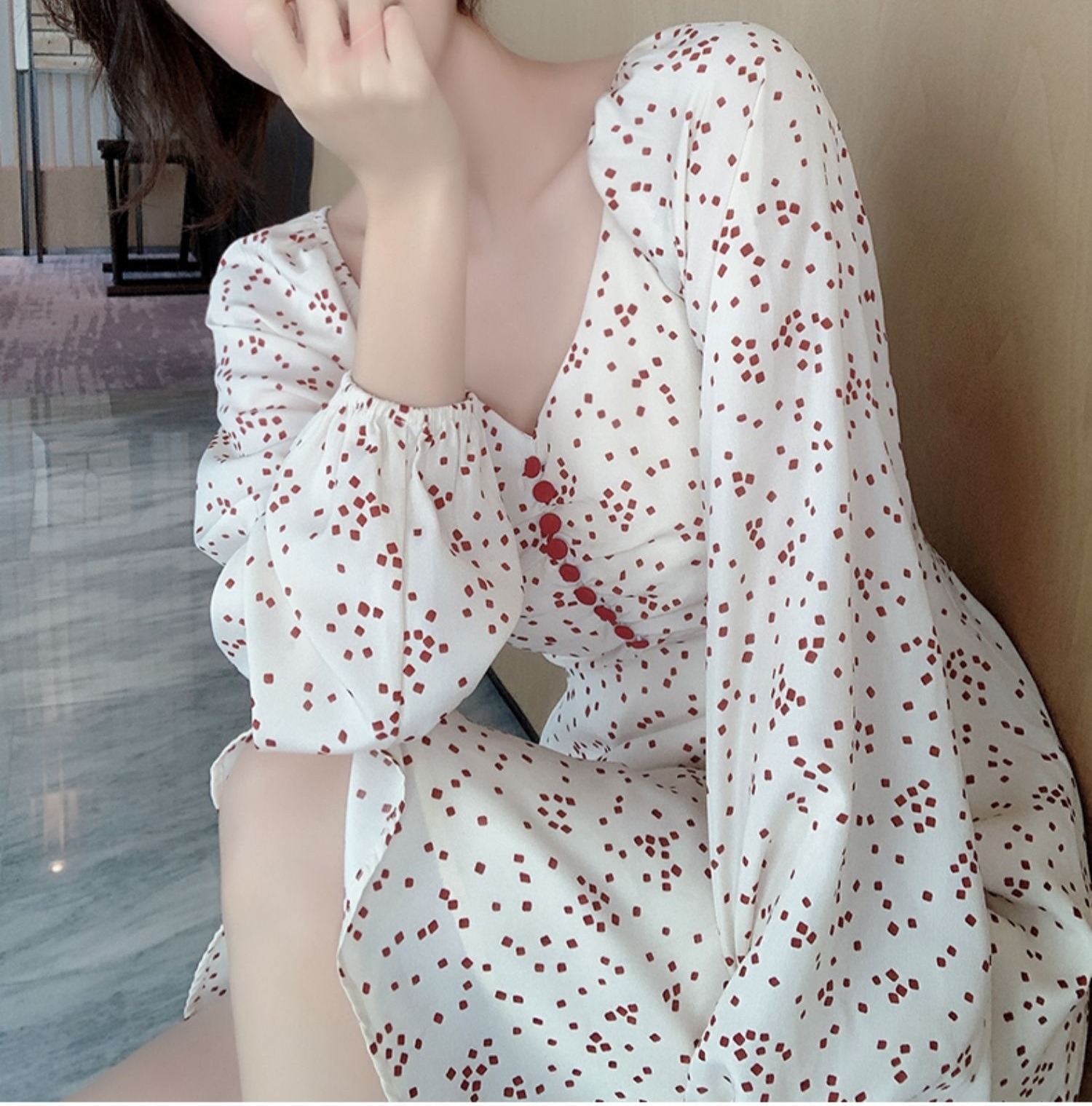 Dress4521 เดรสแขนยาวคอวีสีครีมลายจุด แต่งกระดุมกลางอก ซิปหลังใส่ง่าย มีซับในอย่างดี ผ้าโพลีเนื้อดีนุ่มใส่สบายมีน้ำหนักทิ้งตัว ผ้าดีงานดีใส่สวยเหมือนราคาหลักพัน ใส่เที่ยว/ใส่ทำงานได้