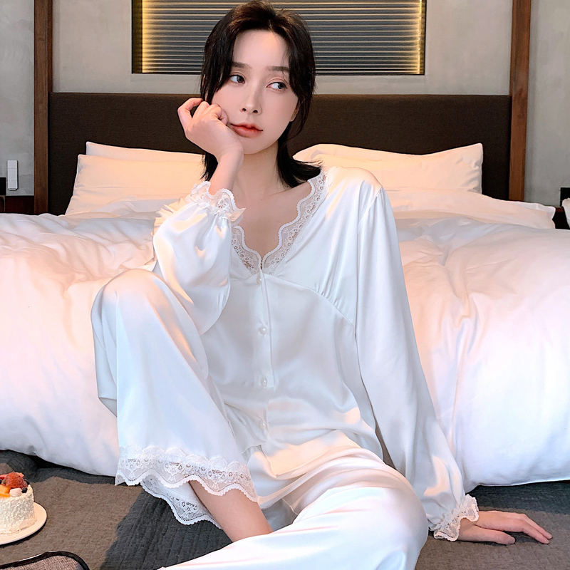 ชุดนอนผู้หญิง